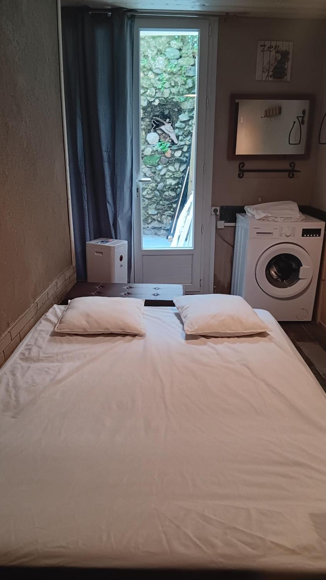 Appartement Pour 4 Personnes Dans Une Rue Tres Calme Saint-Laurent-le-Minier Exterior foto