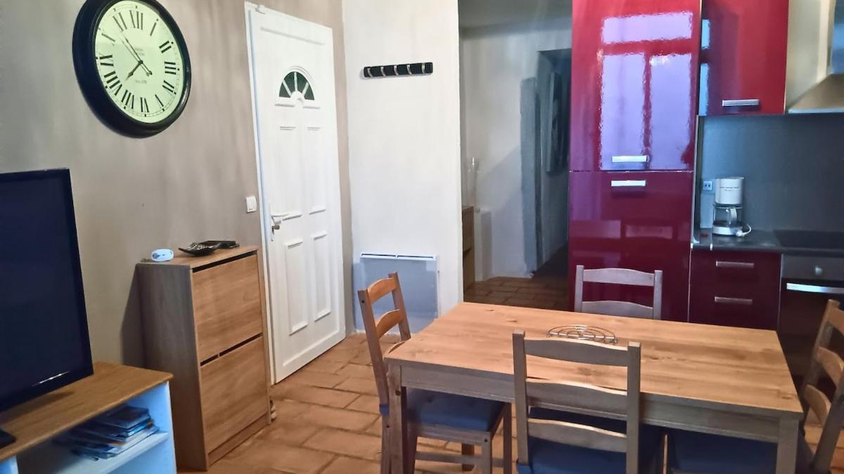 Appartement Pour 4 Personnes Dans Une Rue Tres Calme Saint-Laurent-le-Minier Exterior foto